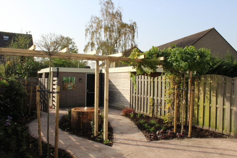 Tuin met ronde vormen en waterornament Hoveniersbedrijf