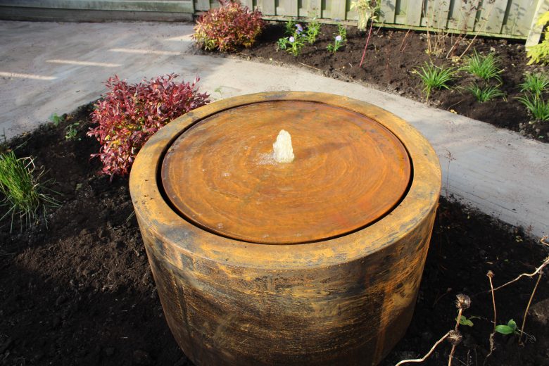 Renovatie middernacht toetje Tuin met ronde vormen en waterornament – Hoveniersbedrijf